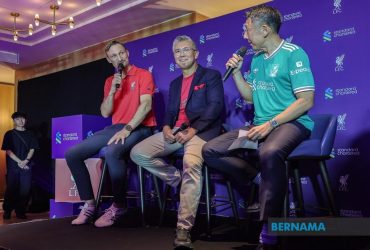 From ASEAN To Anfield: Tengku Zafrul, Sami Hyypiä Share Light Moment