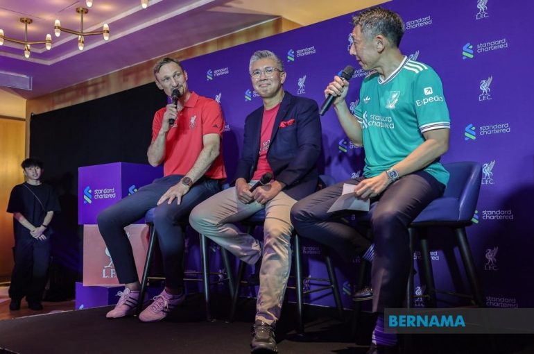 From ASEAN To Anfield: Tengku Zafrul, Sami Hyypiä Share Light Moment