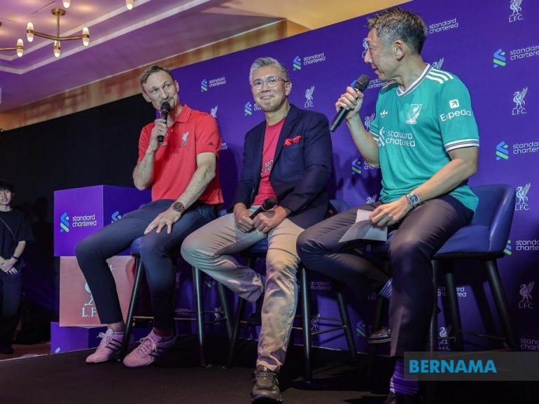 From ASEAN To Anfield: Tengku Zafrul, Sami Hyypiä Share Light Moment